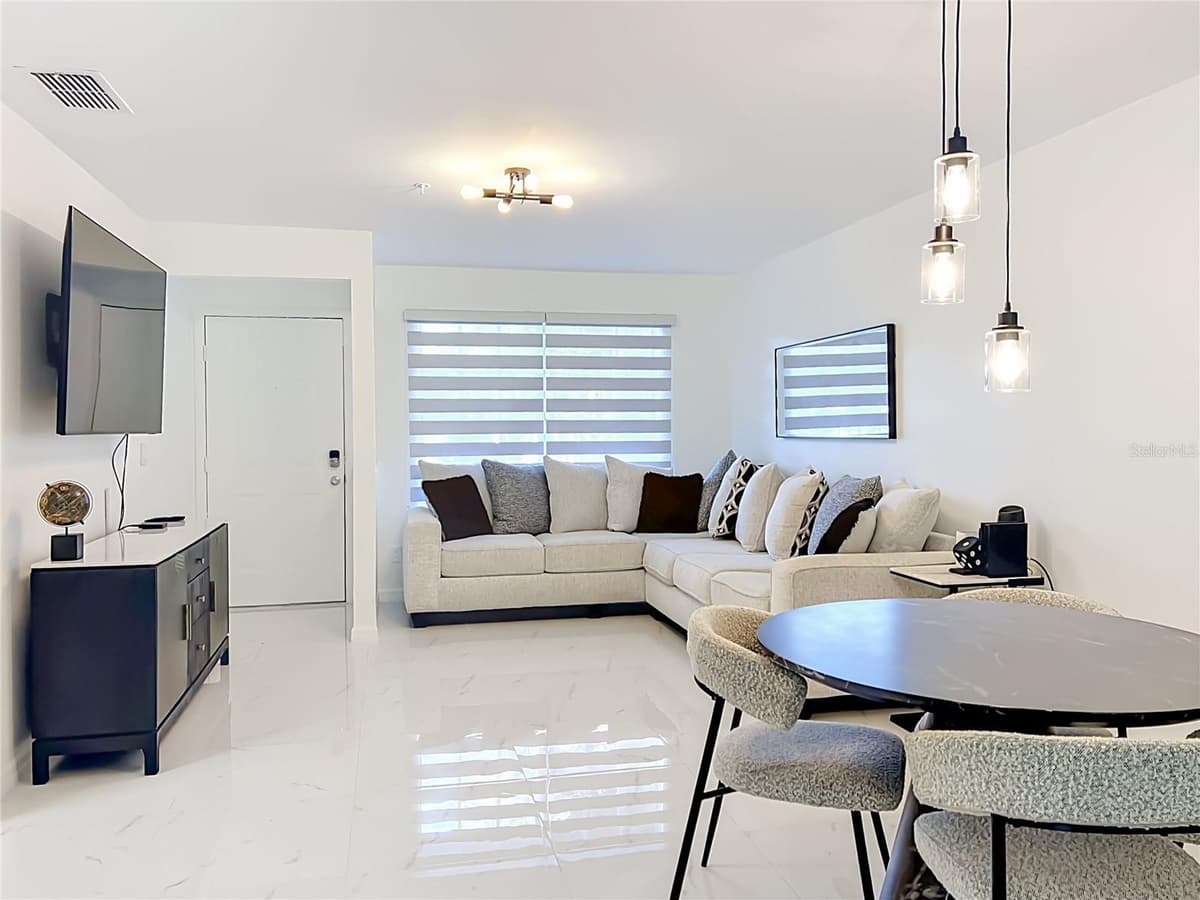 121 RESERVE CIRCLE — photo 11 of 44