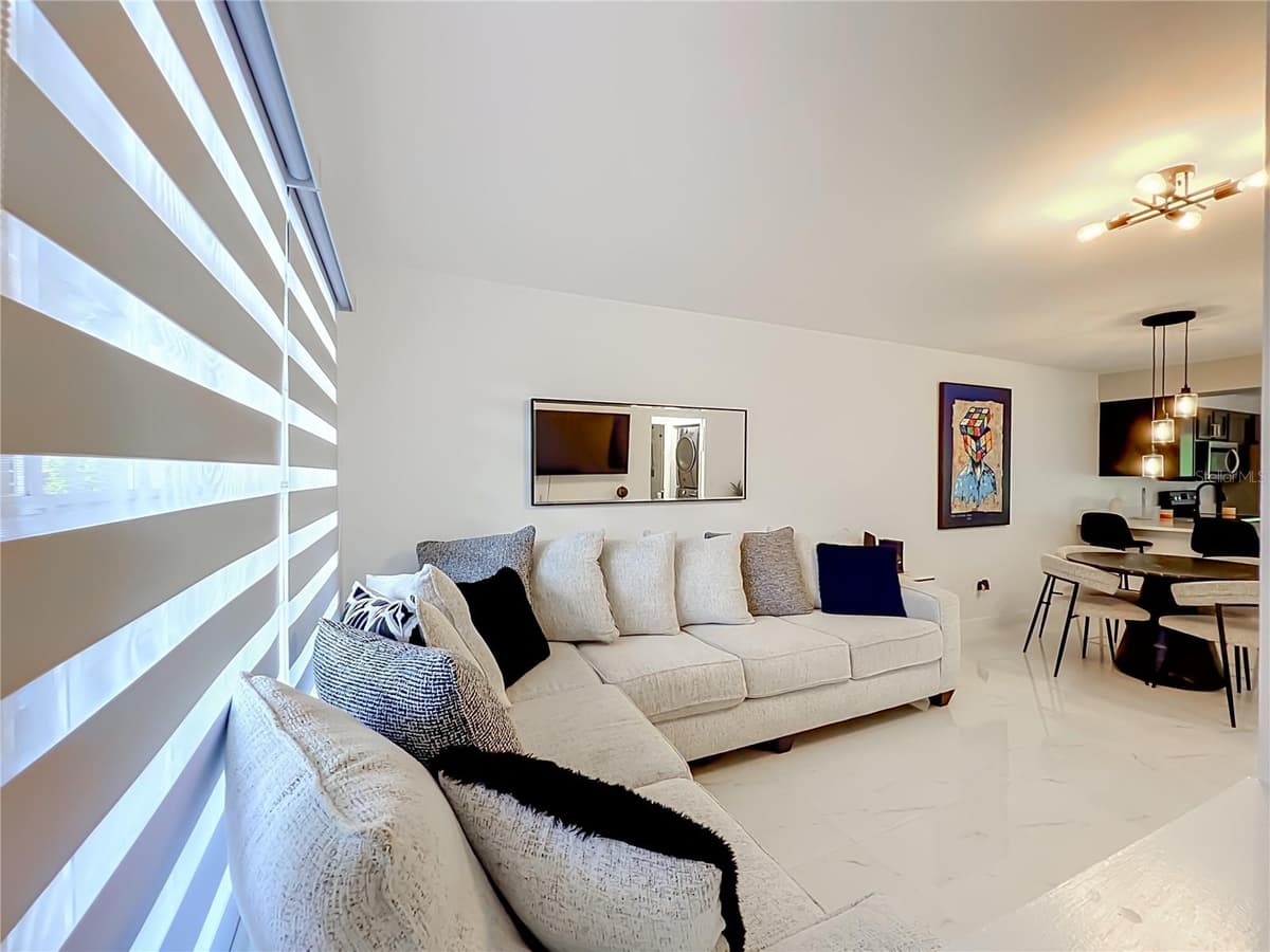 121 RESERVE CIRCLE — photo 3 of 44