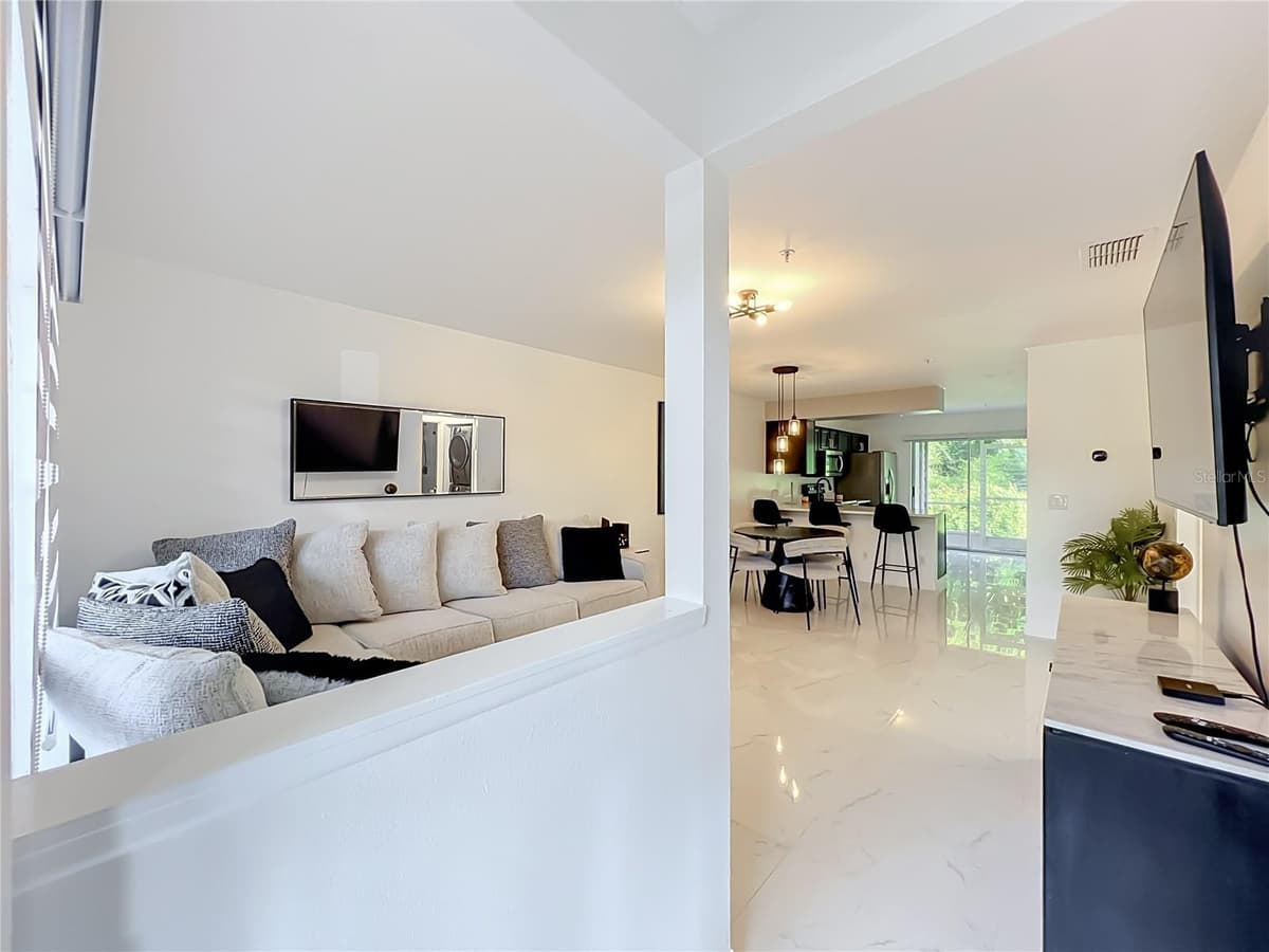 121 RESERVE CIRCLE — photo 4 of 44