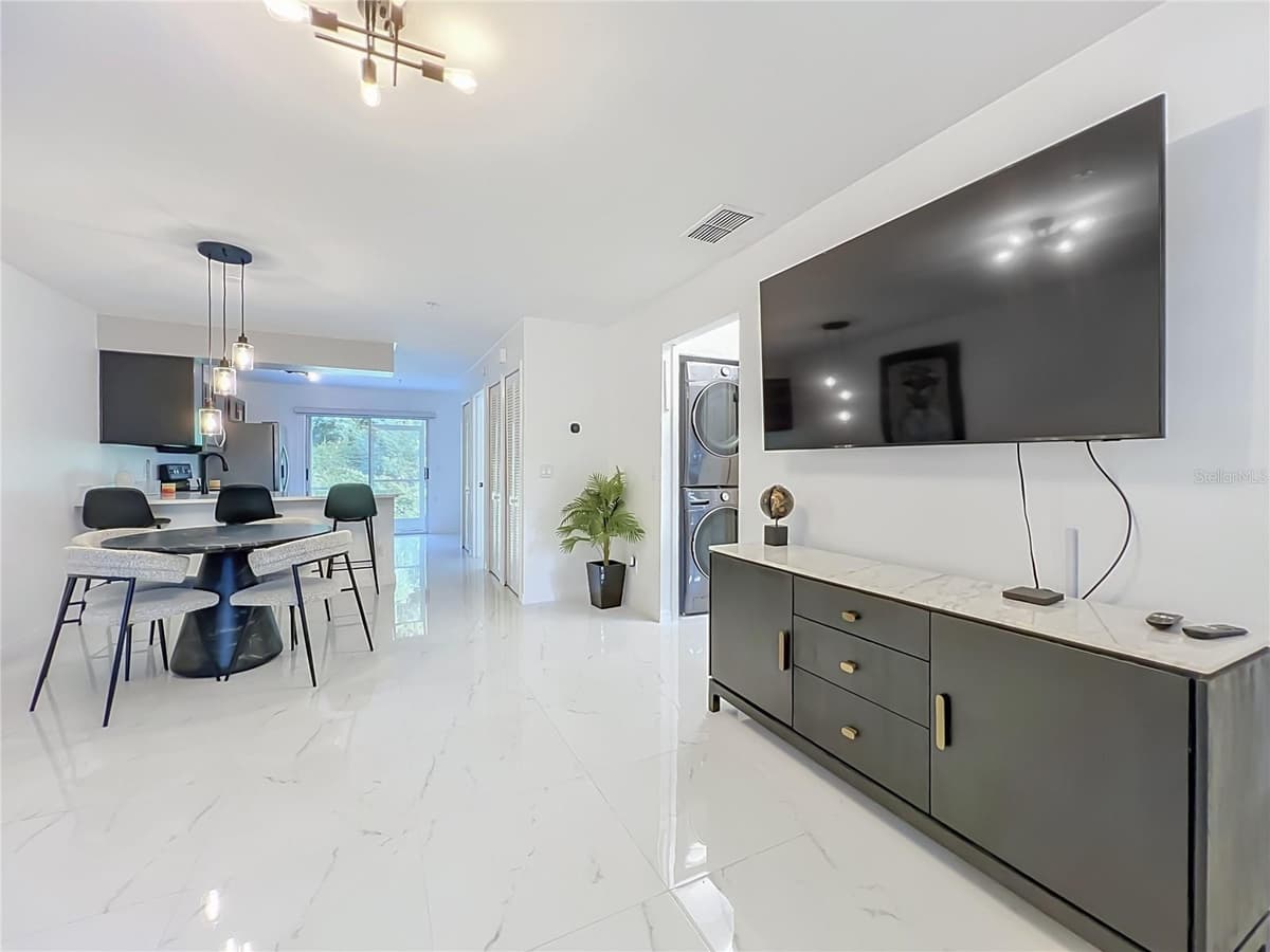 121 RESERVE CIRCLE — photo 9 of 44