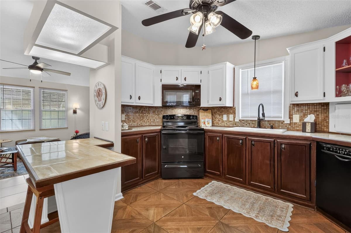 1541 DORAL CIRCLE — photo 7 of 26