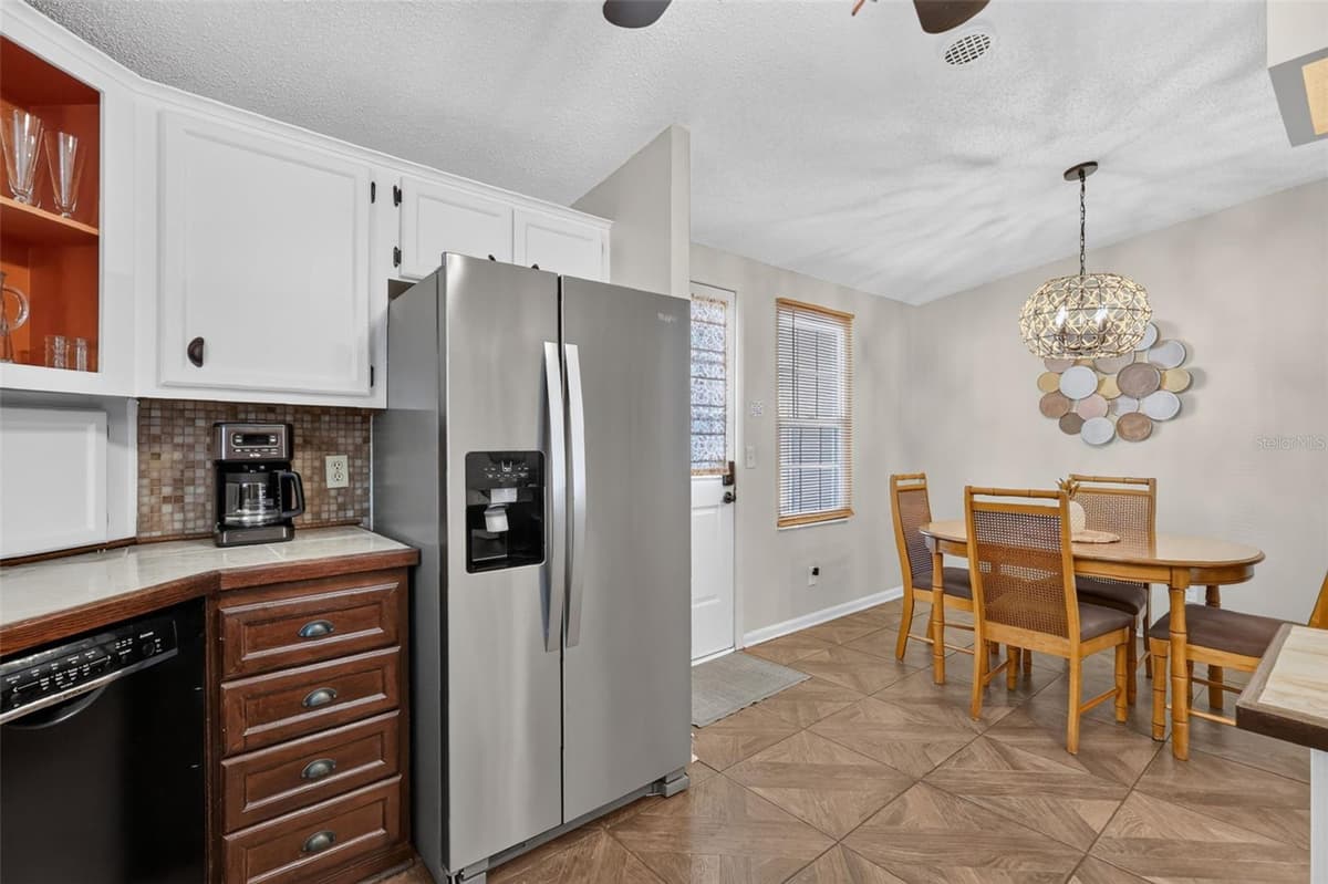 1541 DORAL CIRCLE — photo 9 of 26