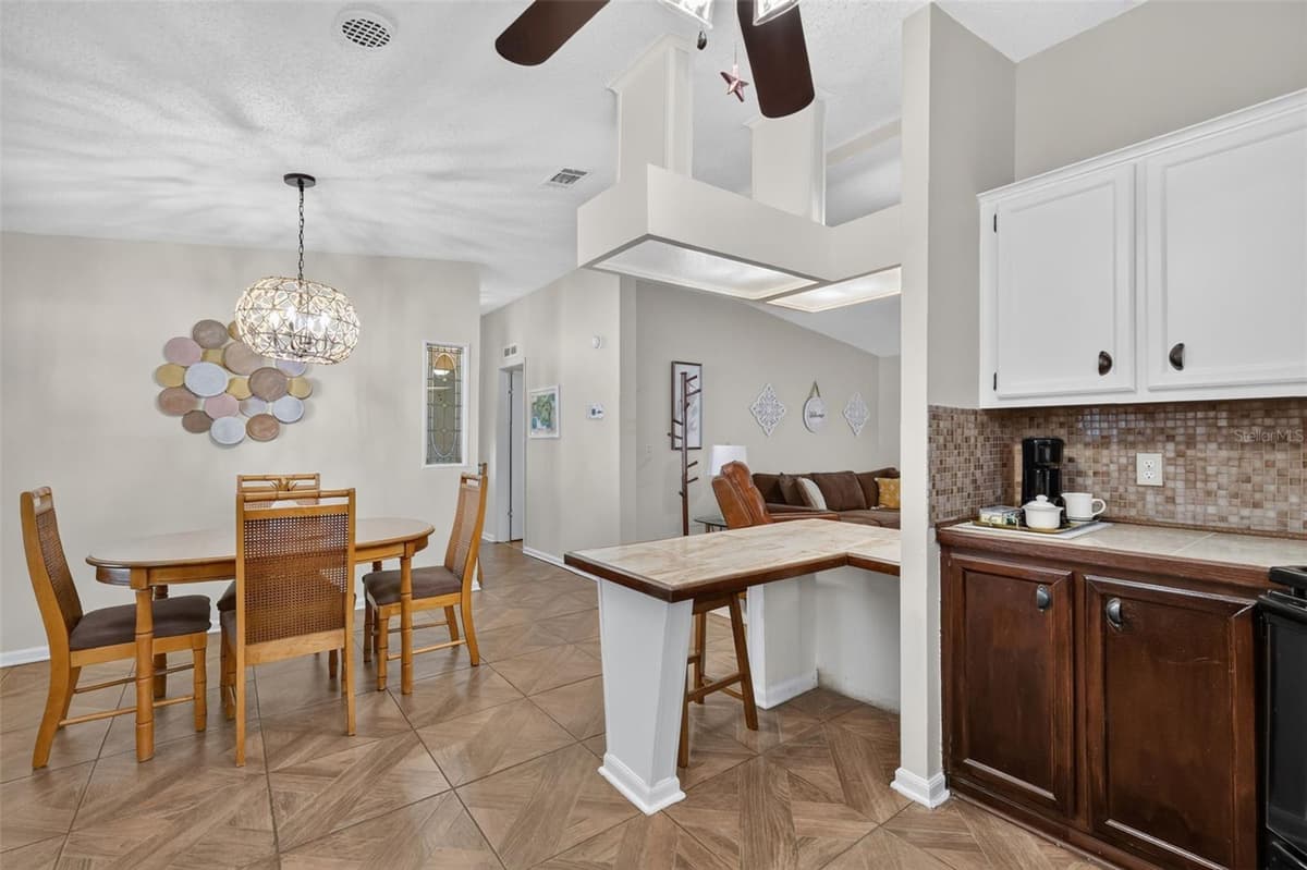 1541 DORAL CIRCLE — photo 10 of 26