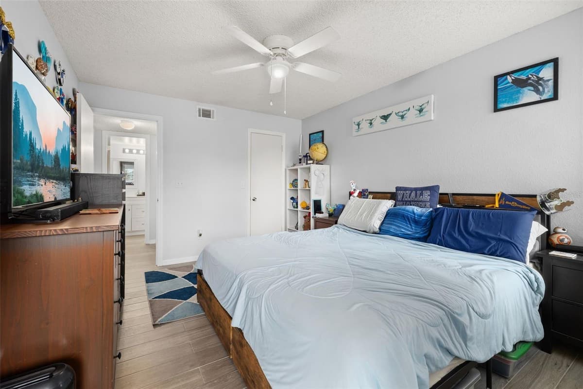 5713 GATLIN AVENUE — photo 18 of 40