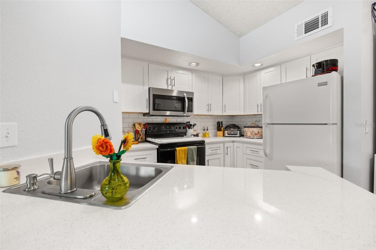 5713 GATLIN AVENUE — photo 9 of 40