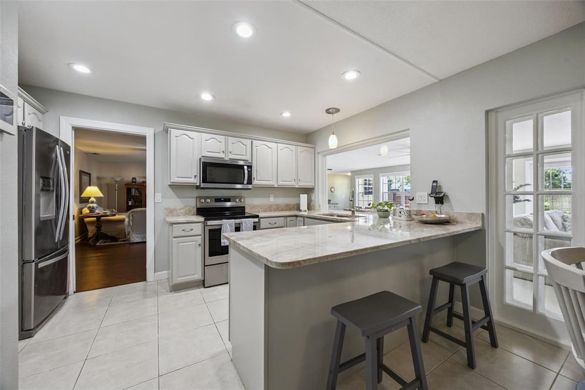312 OAK HILL DRIVE — photo 21 of 64