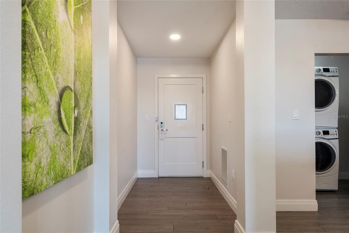 14501 GROVE RESORT AVENUE — photo 12 of 55