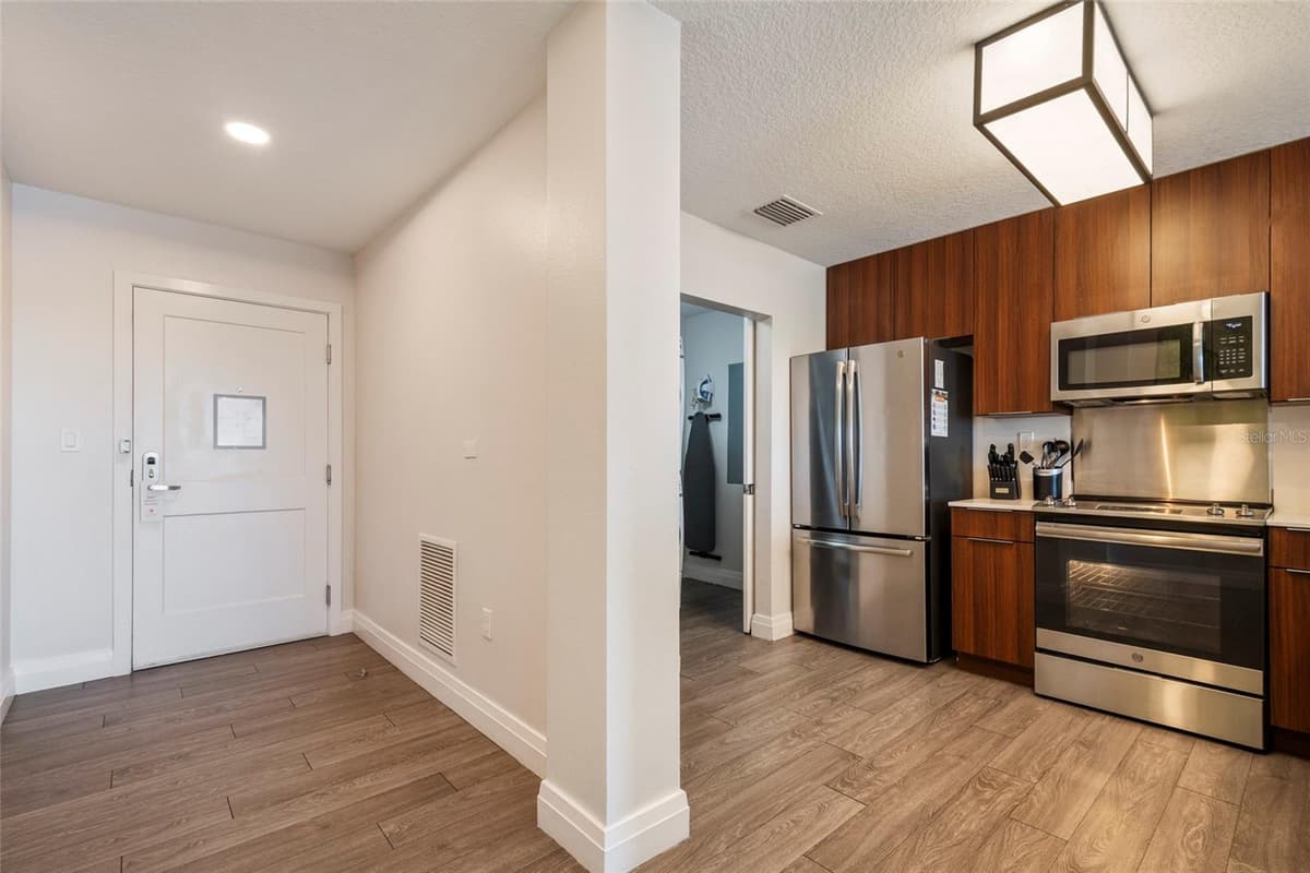 14501 GROVE RESORT AVENUE — photo 13 of 55
