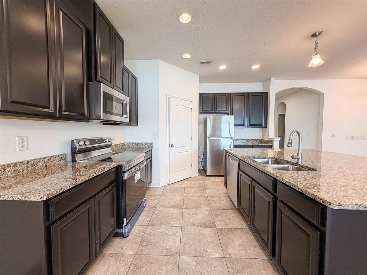 908 GLAZEBROOK LOOP — photo 11 of 37