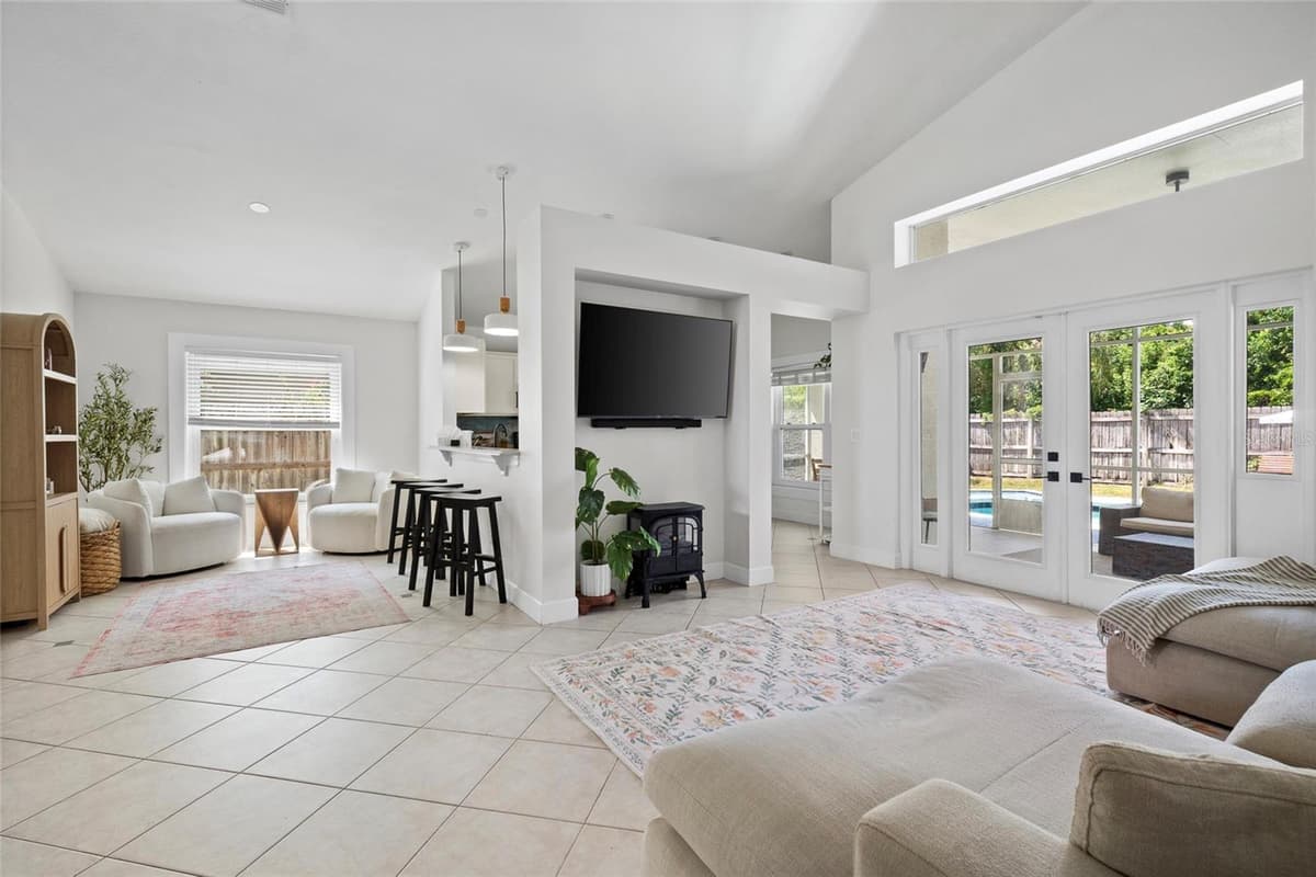 530 BRIDGE CREEK BOULEVARD — photo 4 of 37