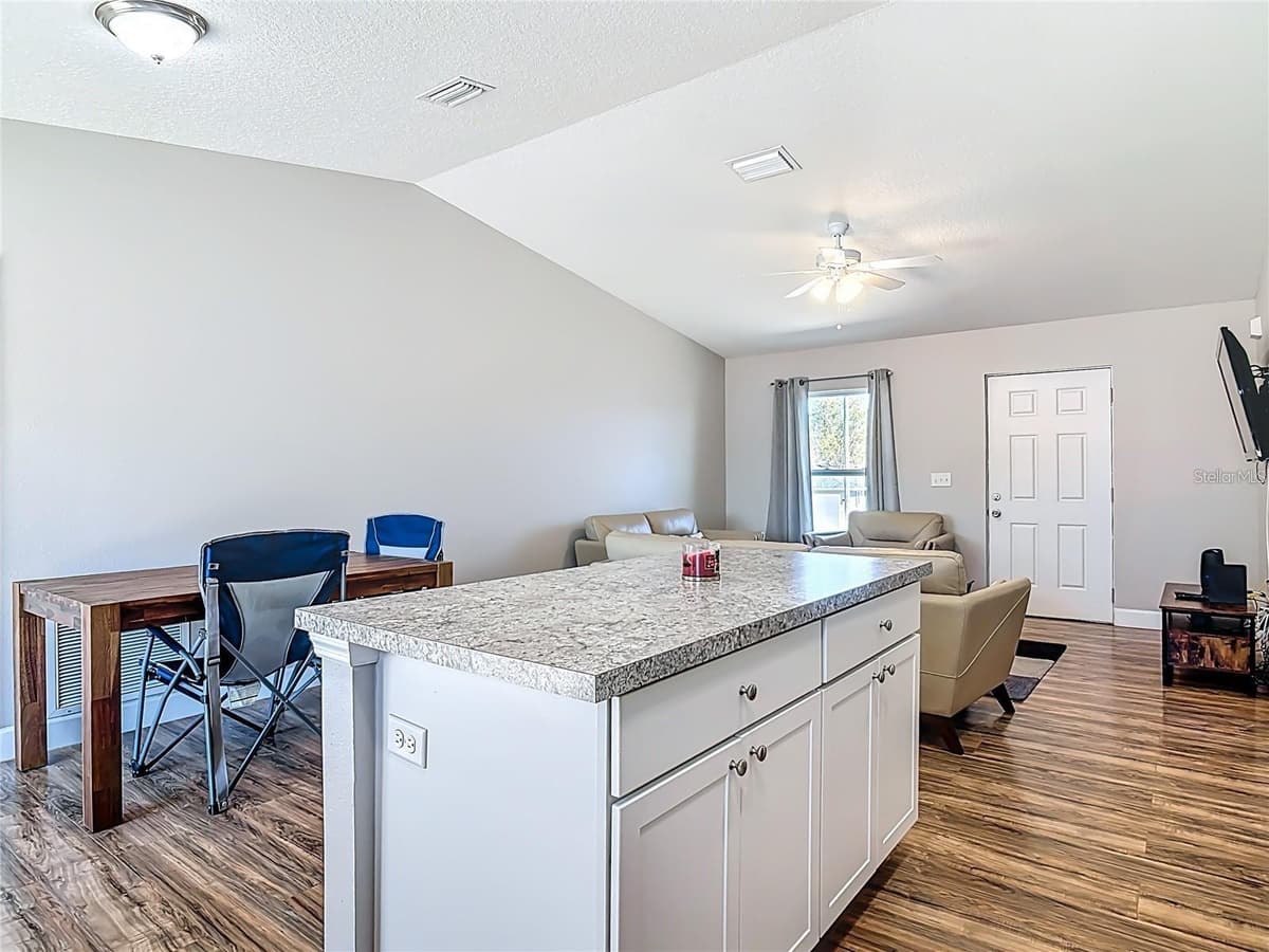640 CHESTNUT AVENUE — photo 4 of 17