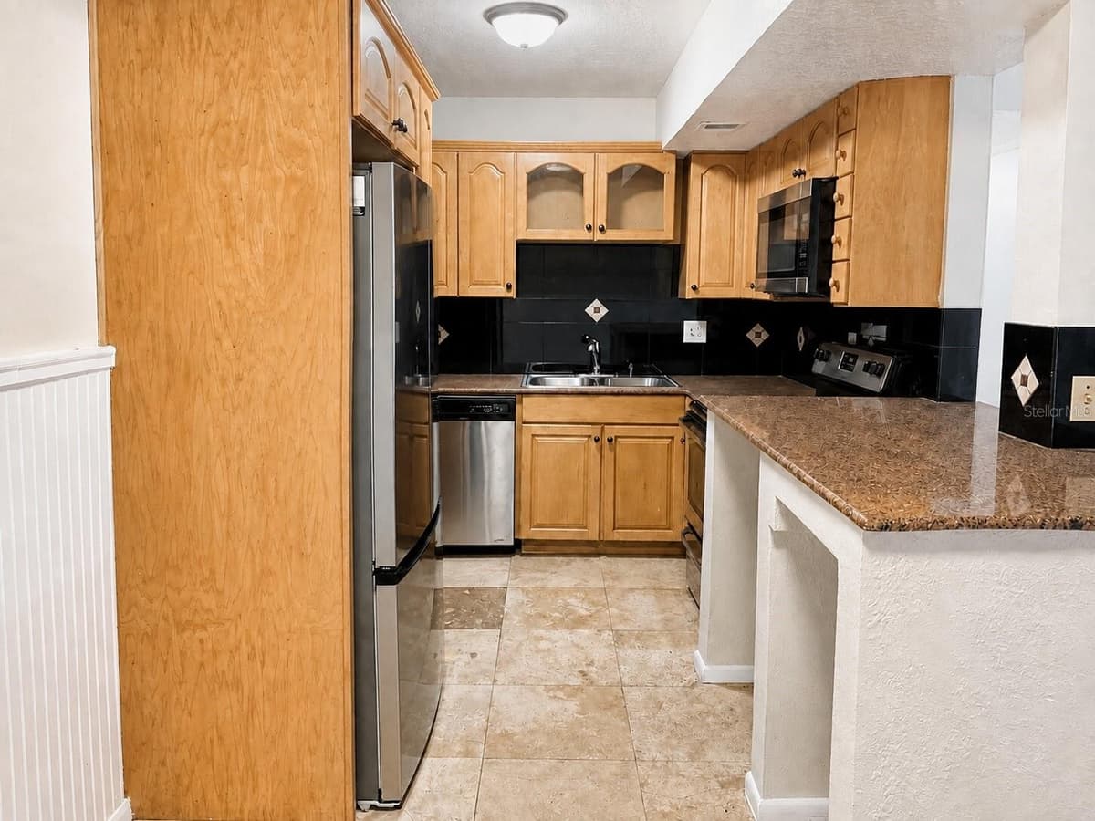 914 LAKE DESTINY ROAD — photo 5 of 32