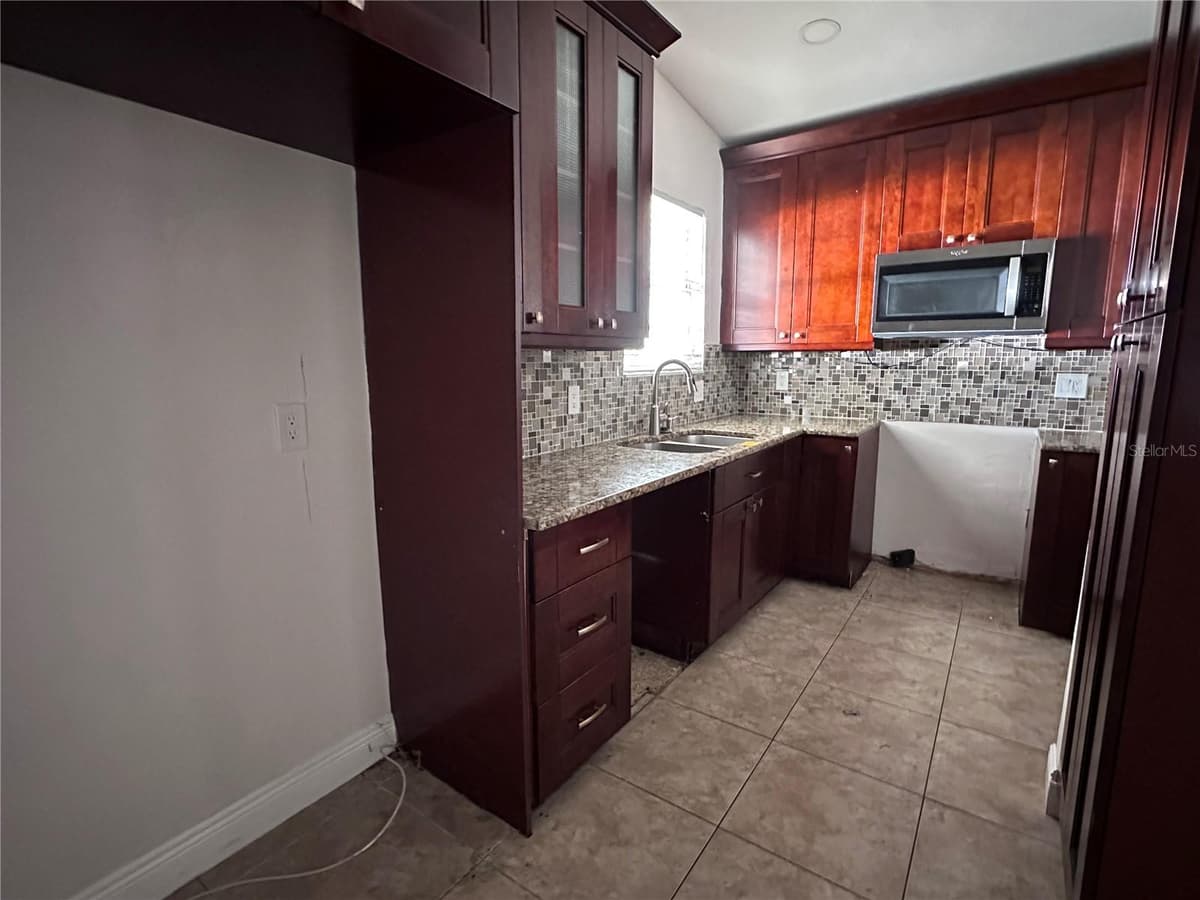 503 BROXBURN AVENUE — photo 6 of 18