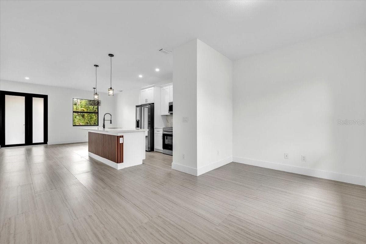 17196 GLENVIEW AVENUE — photo 14 of 40