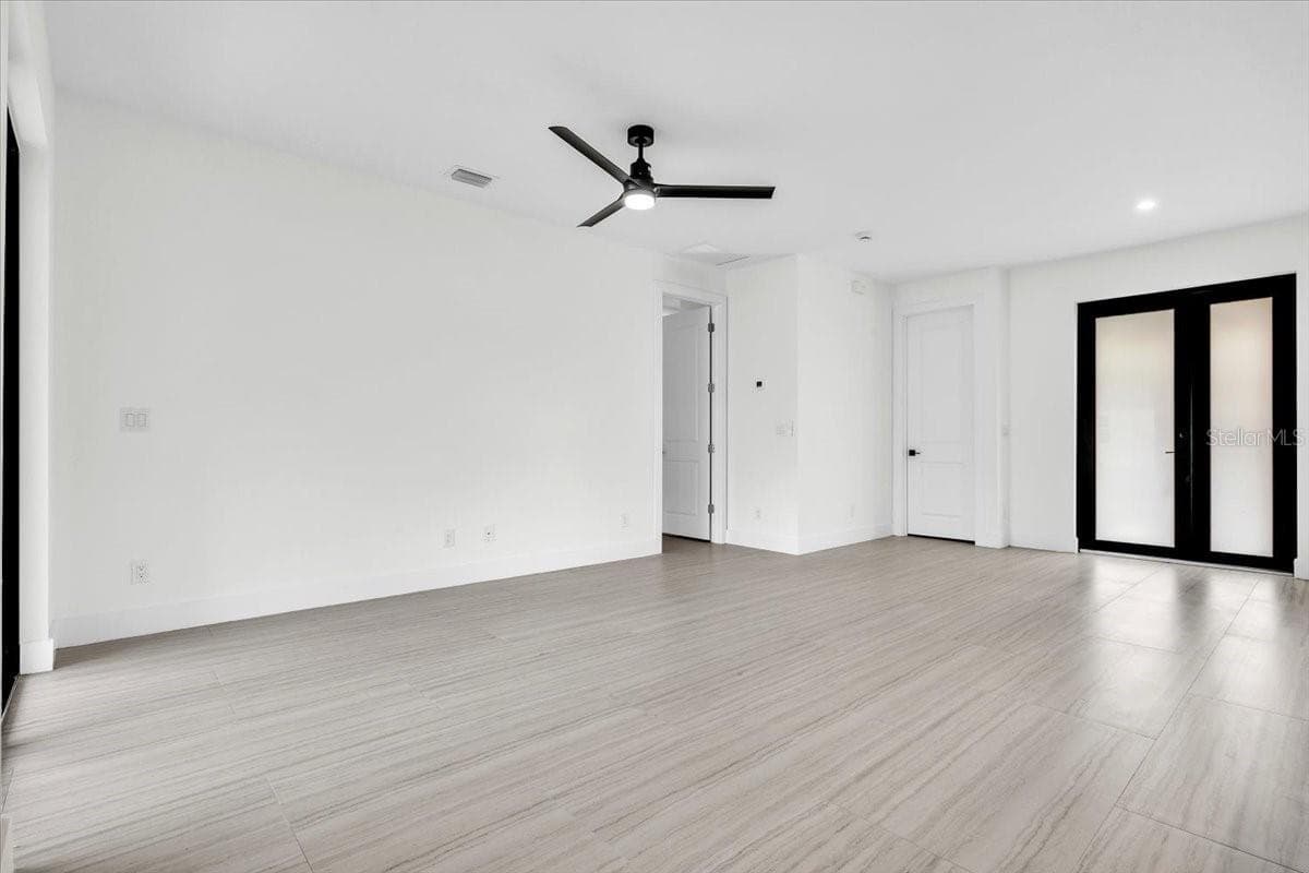 17196 GLENVIEW AVENUE — photo 4 of 40