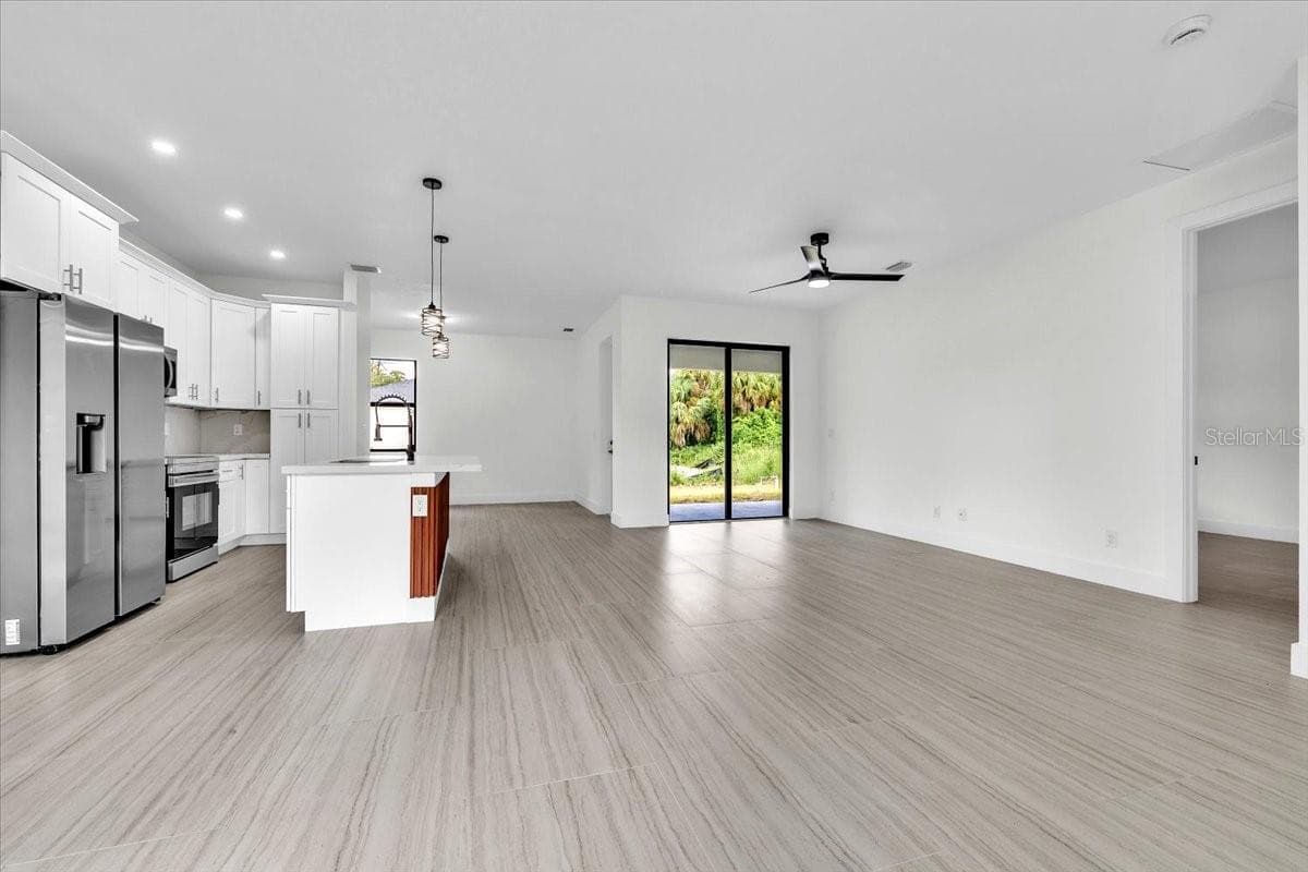 17196 GLENVIEW AVENUE — photo 5 of 40