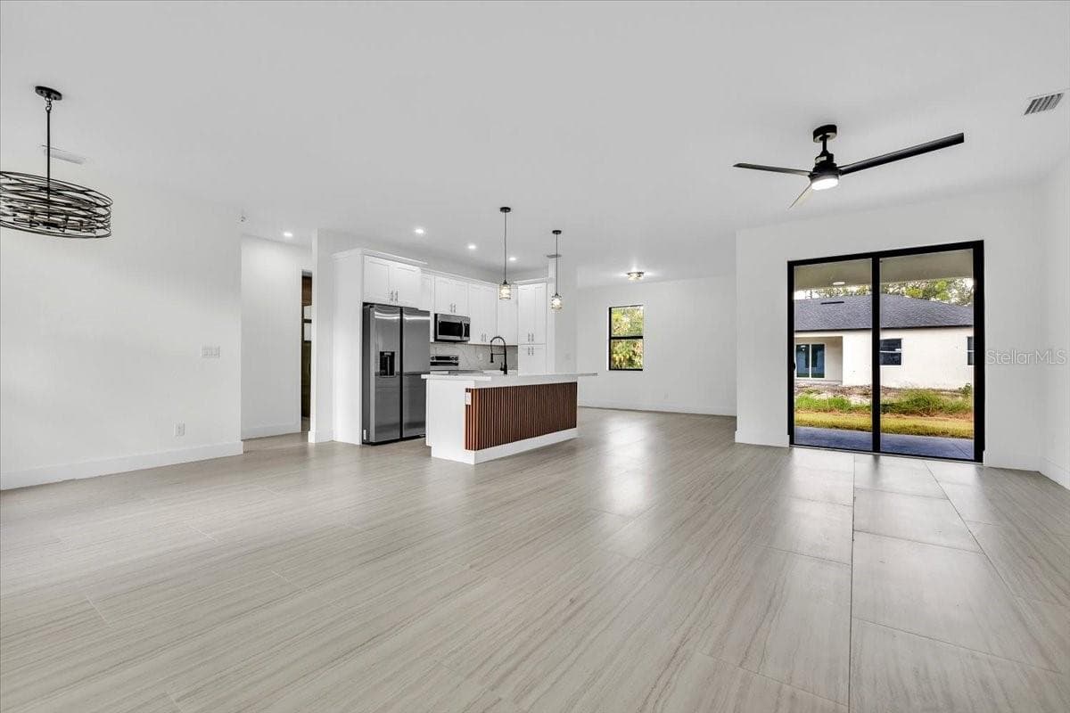 17196 GLENVIEW AVENUE — photo 3 of 40