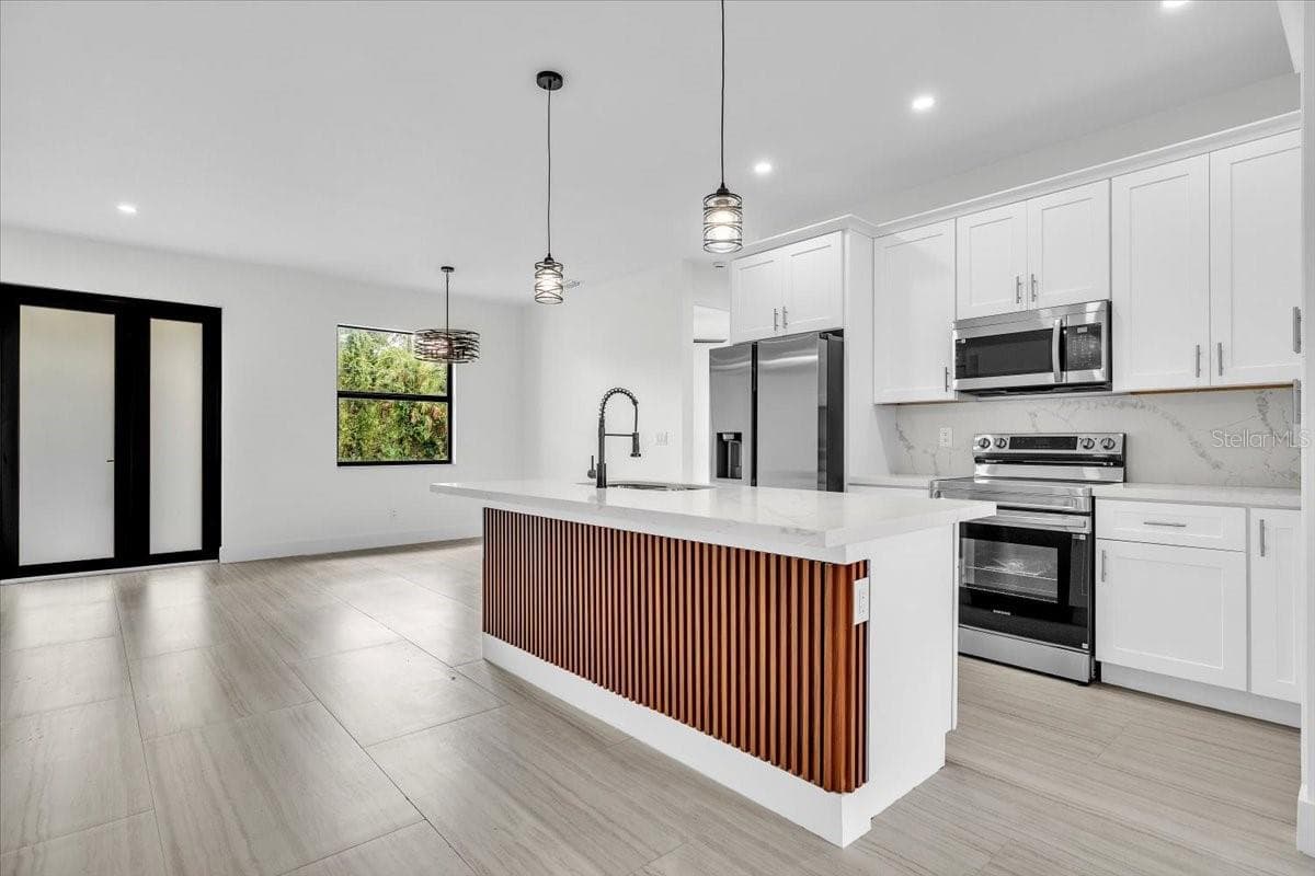 17196 GLENVIEW AVENUE — photo 10 of 40