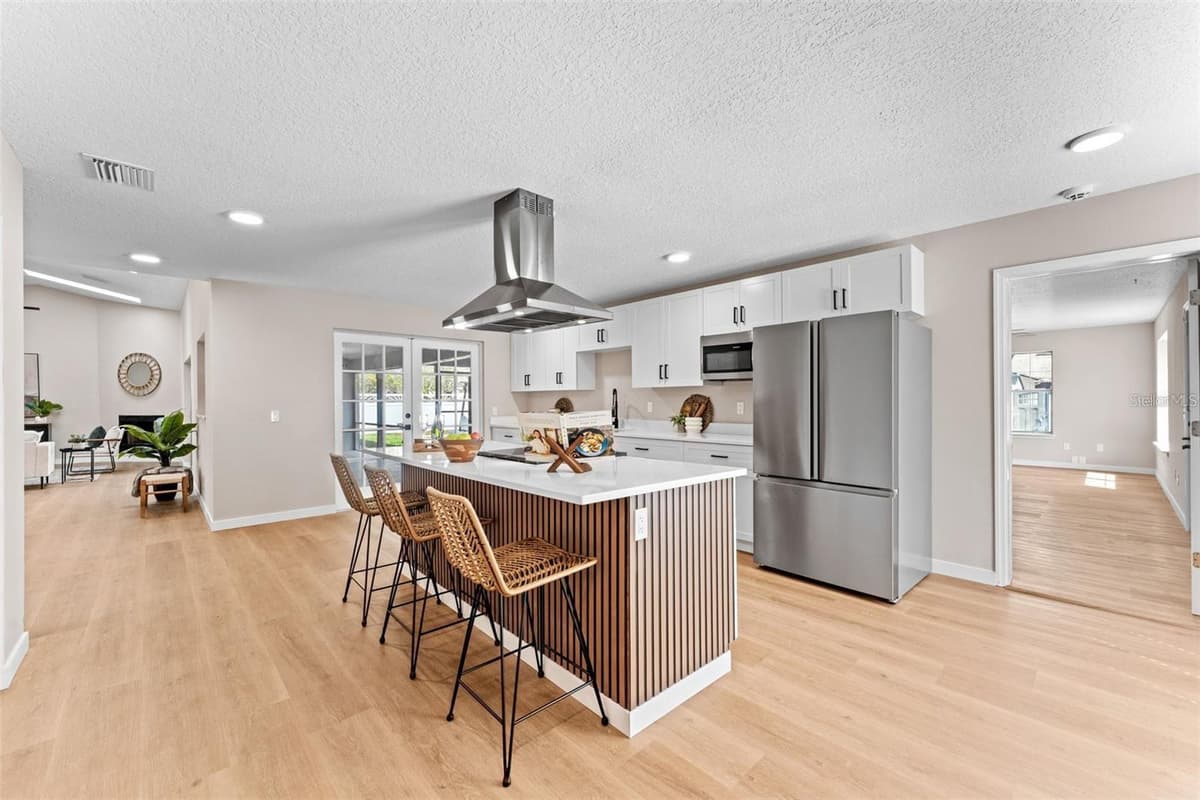 5521 OAK STREET — photo 4 of 8