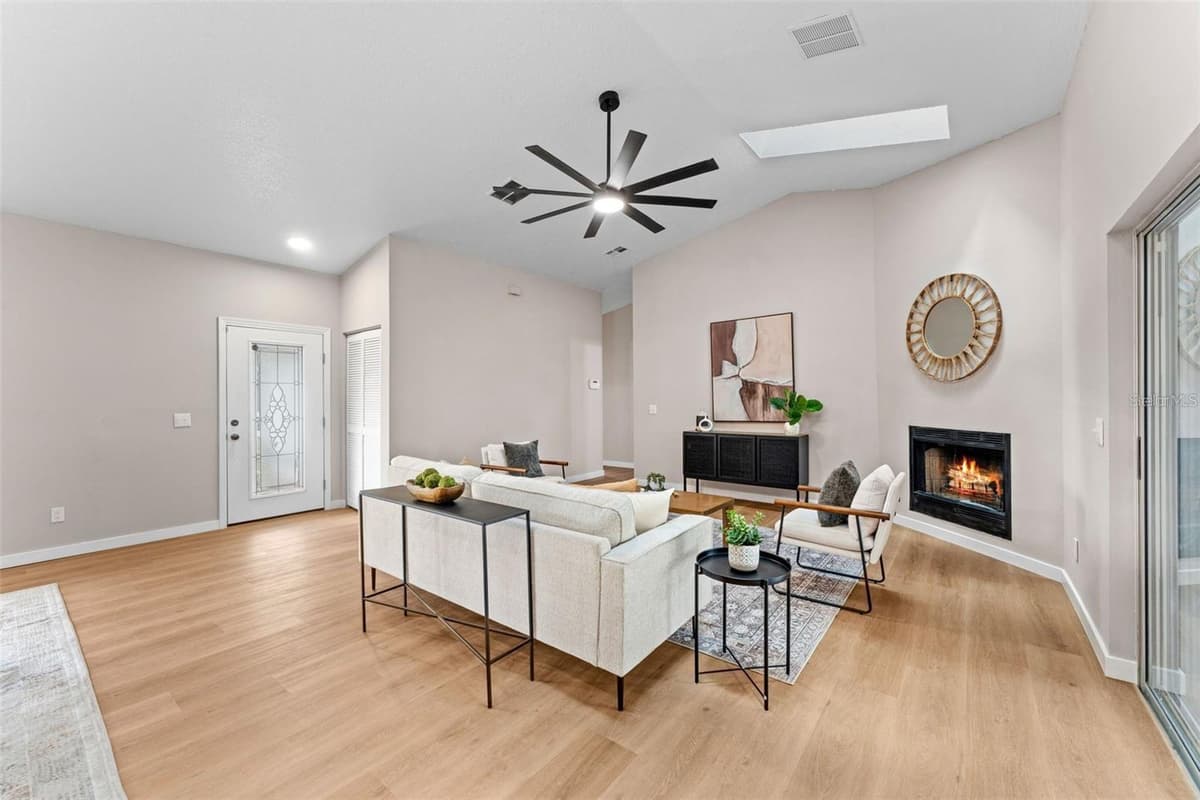 5521 OAK STREET — photo 5 of 8