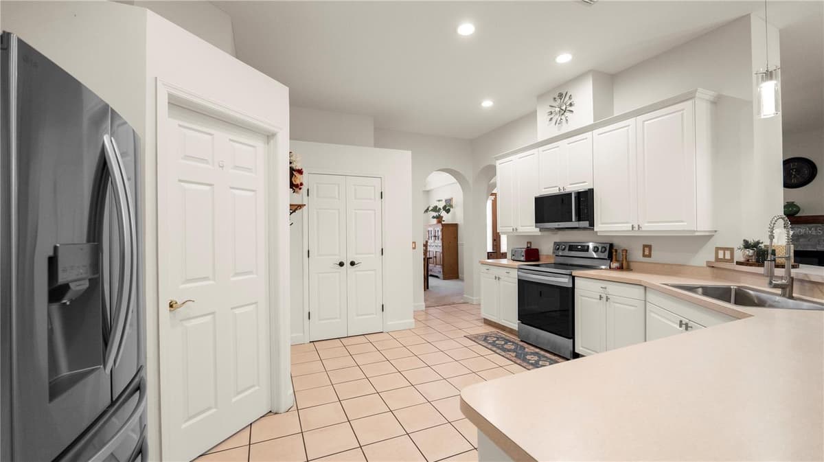 318 HAMILTON SHORES DRIVE — photo 15 of 58