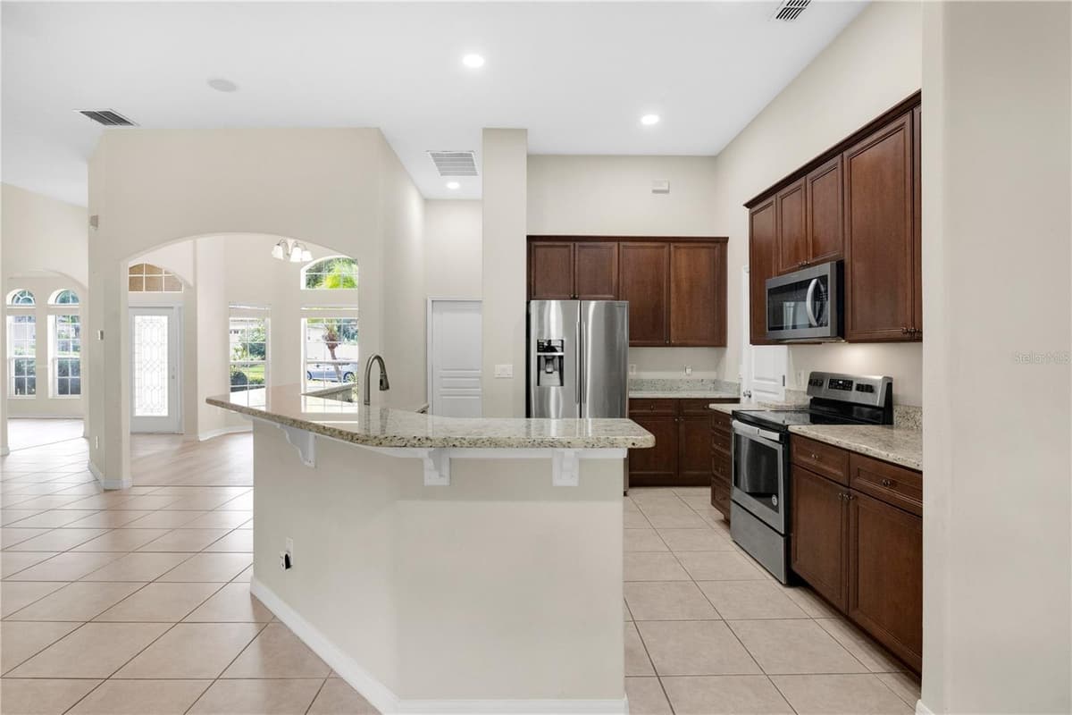 253 BEACON POINTE DRIVE — photo 10 of 39