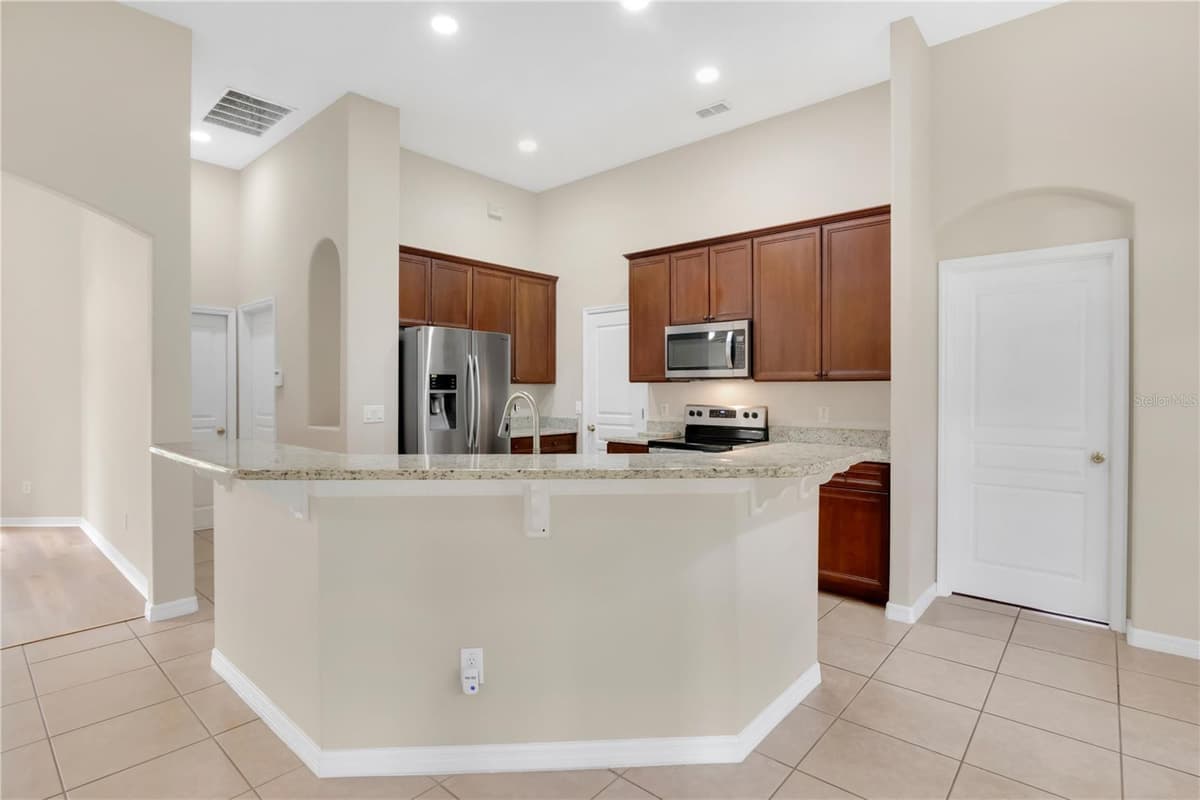 253 BEACON POINTE DRIVE — photo 9 of 39
