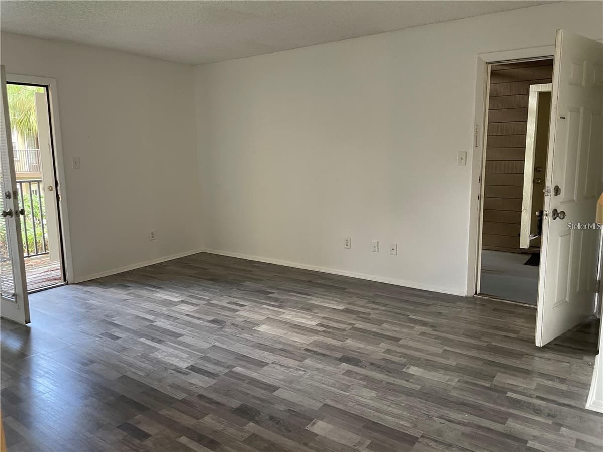 232 AFTON SQUARE — photo 5 of 41