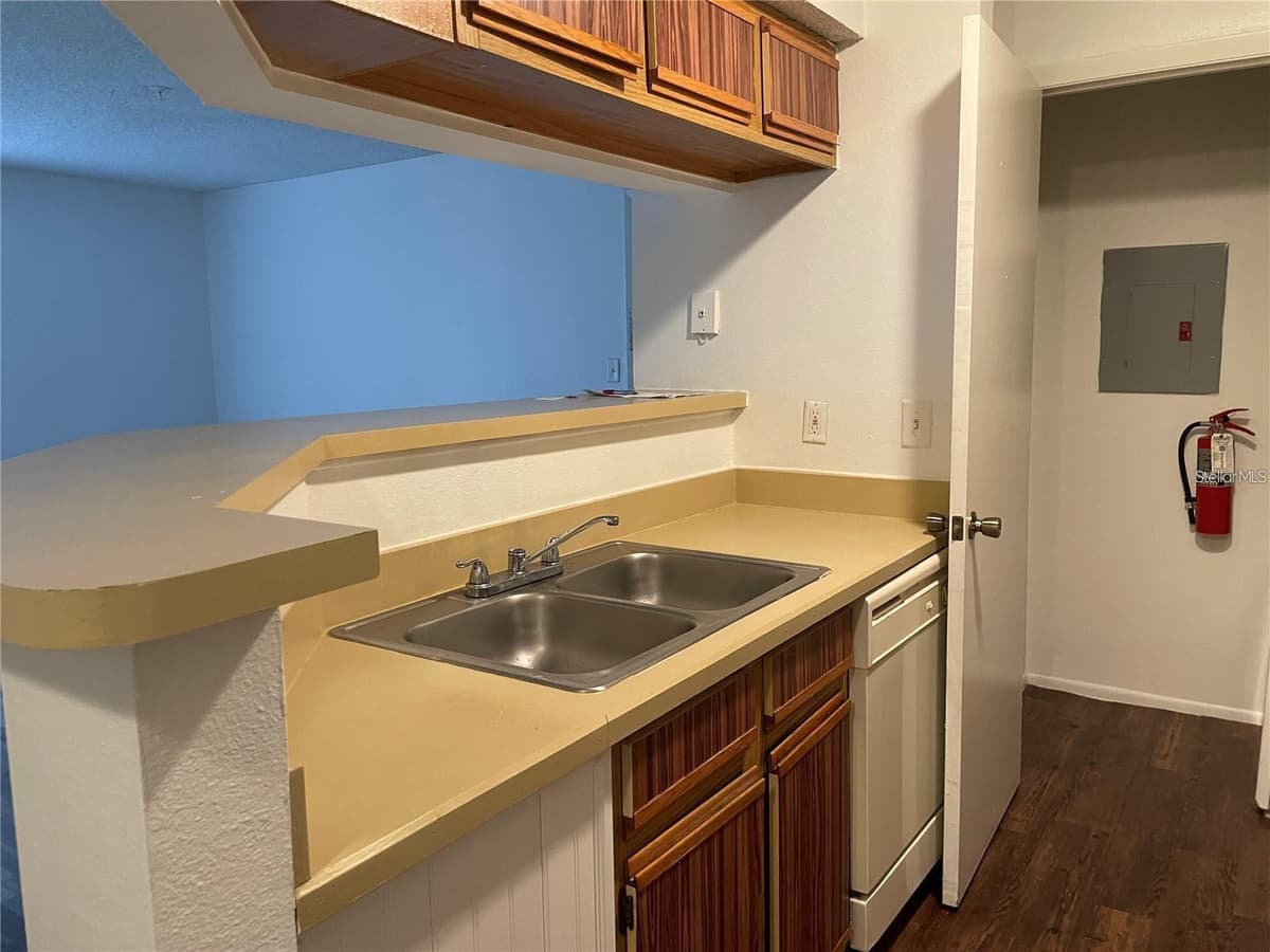 232 AFTON SQUARE — photo 9 of 41