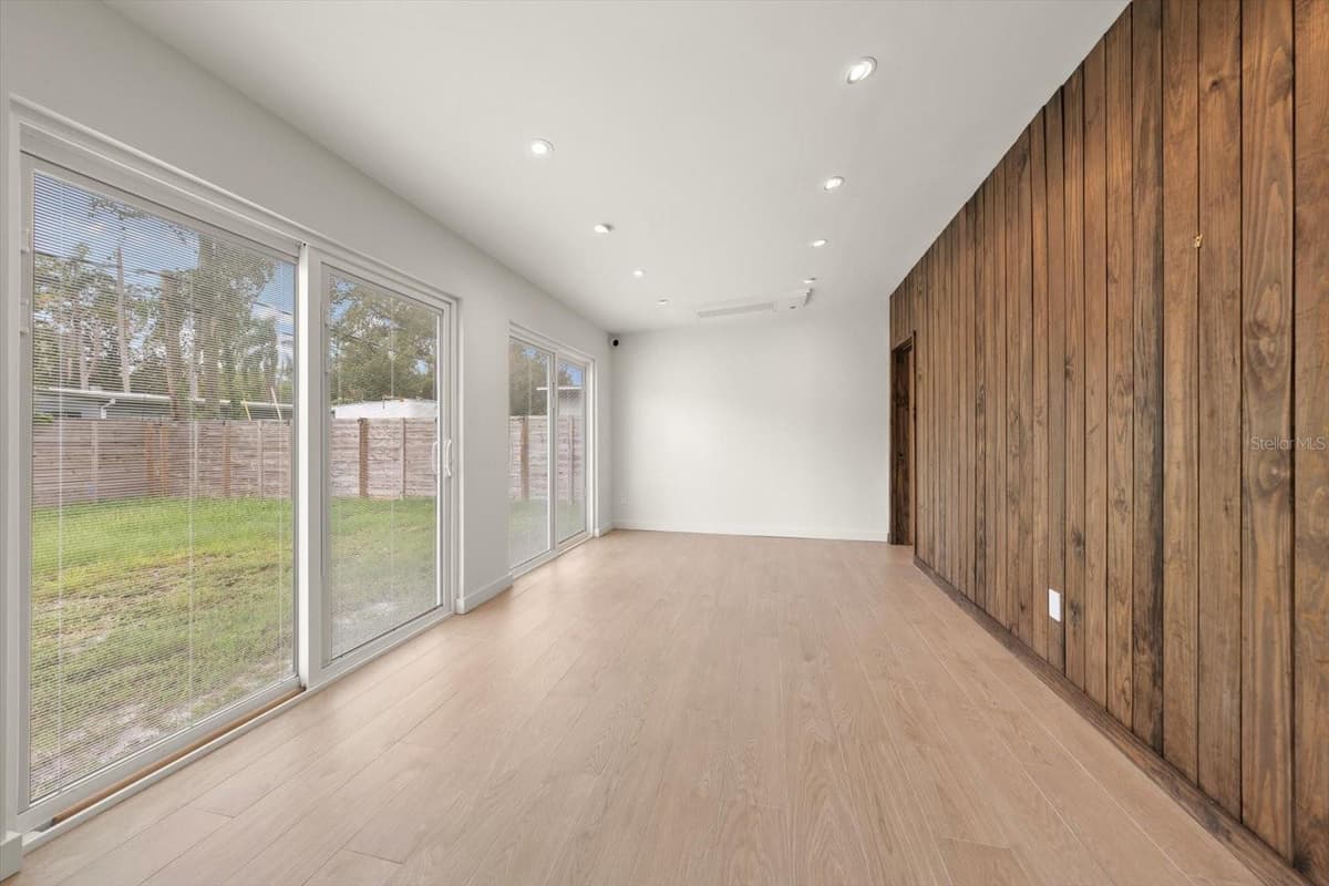 533 BROXBURN AVENUE — photo 8 of 25
