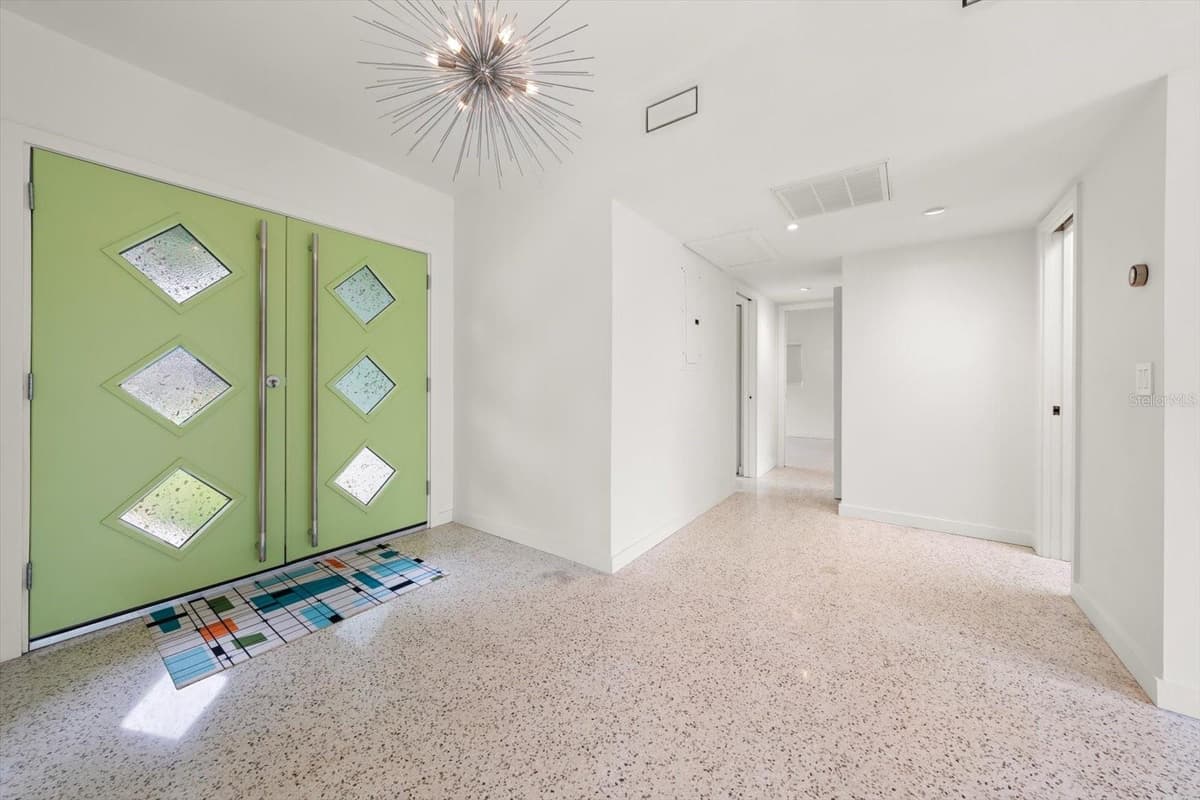 533 BROXBURN AVENUE — photo 16 of 25