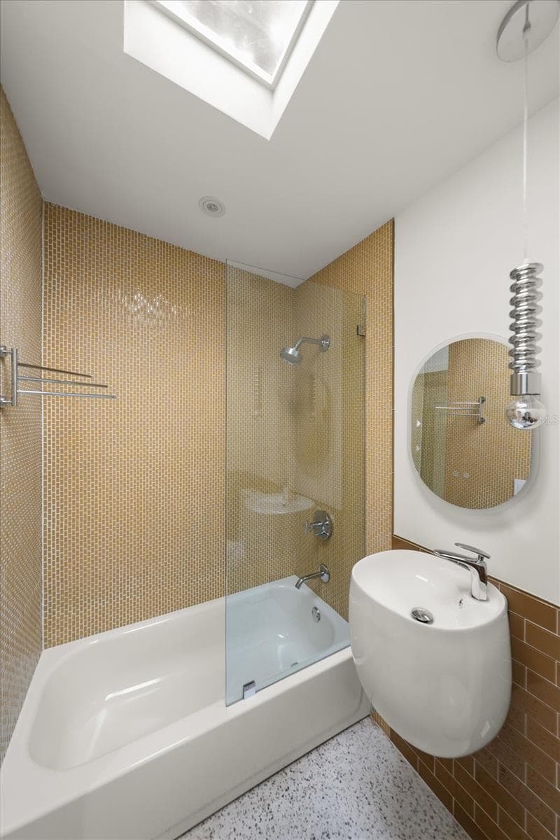 533 BROXBURN AVENUE — photo 17 of 25