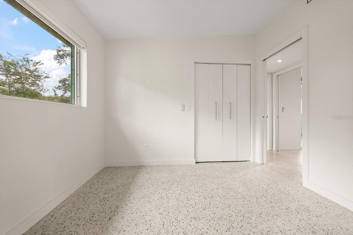 533 BROXBURN AVENUE — photo 14 of 25