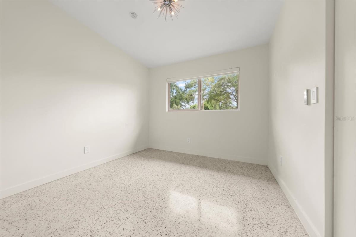 533 BROXBURN AVENUE — photo 15 of 25