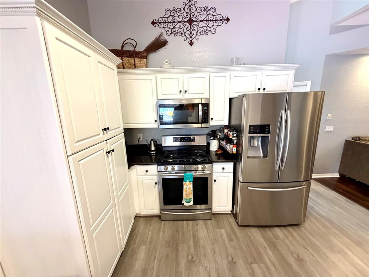 405 VALLEY COURT — photo 54 of 88