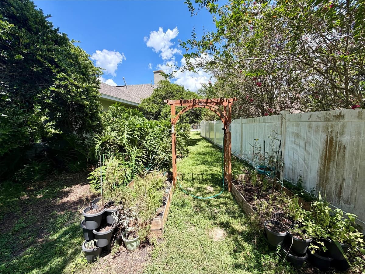 405 VALLEY COURT — photo 16 of 88