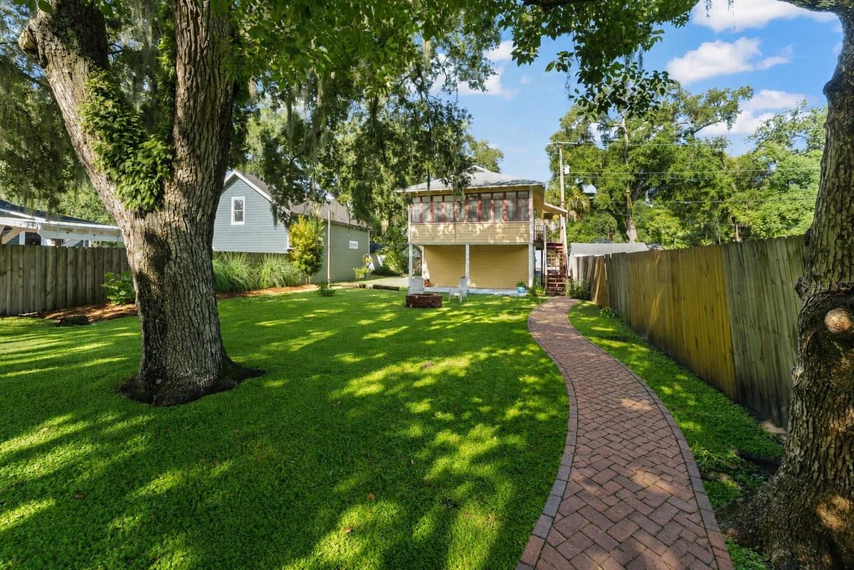 1018 ELM AVENUE — photo 2 of 32