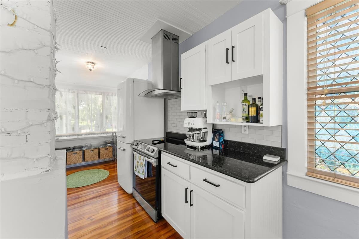 1018 ELM AVENUE — photo 9 of 32