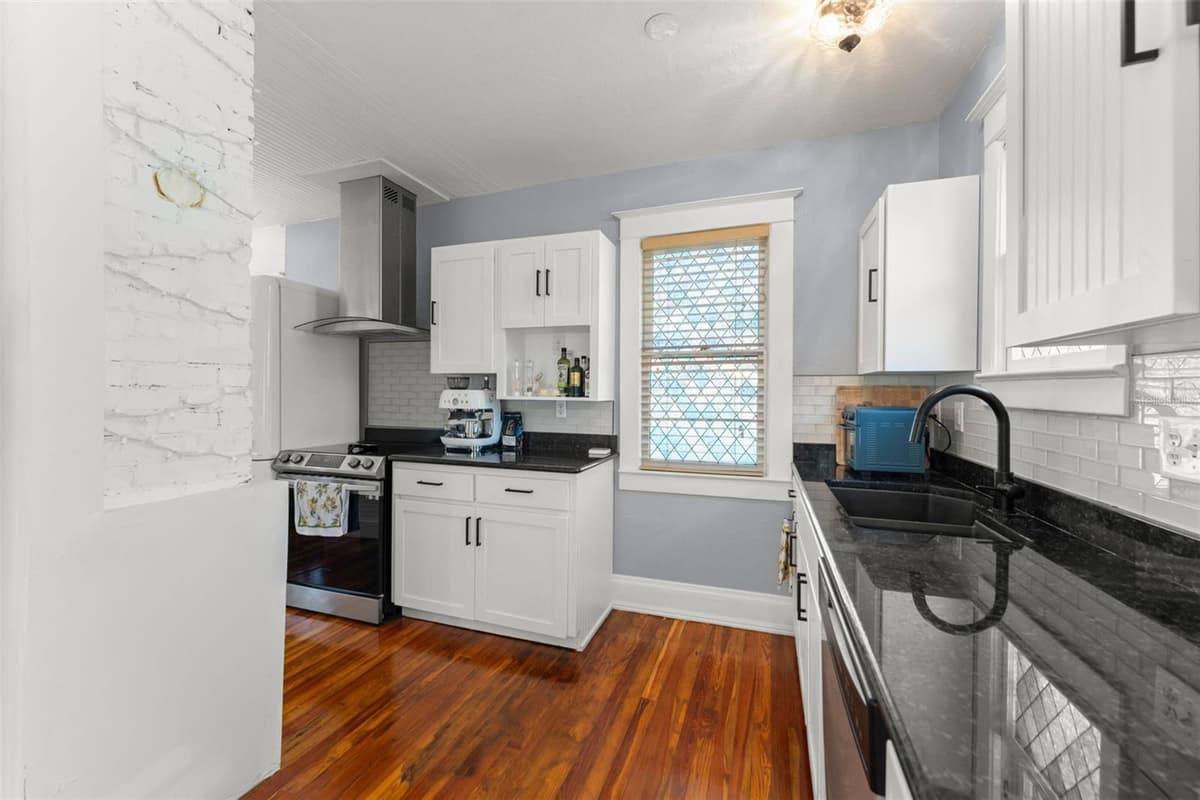 1018 ELM AVENUE — photo 7 of 32