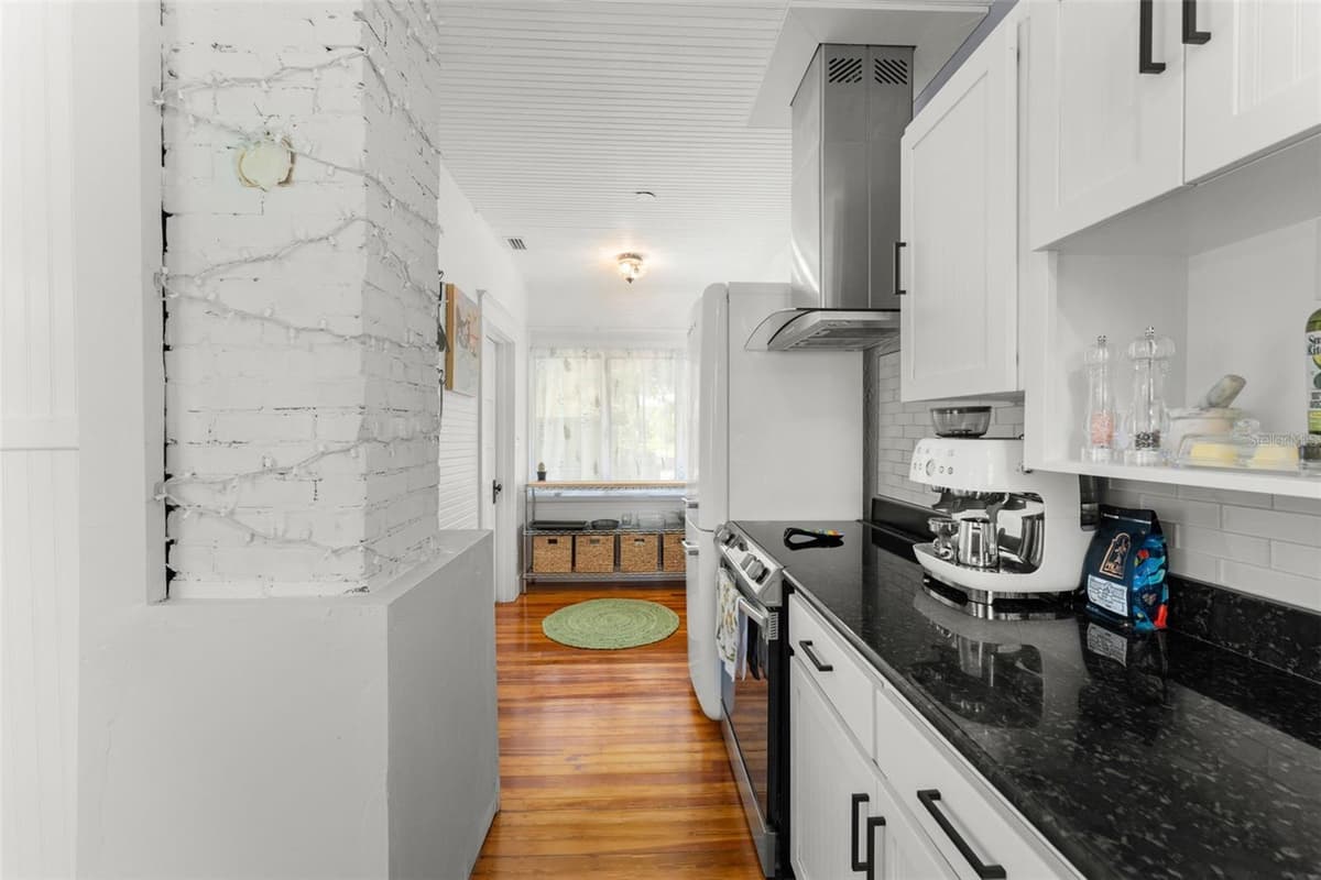 1018 ELM AVENUE — photo 10 of 32