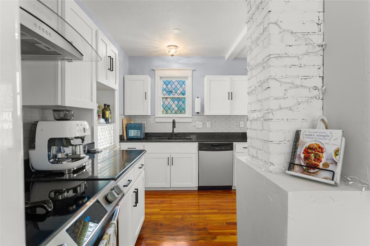 1018 ELM AVENUE — photo 12 of 32