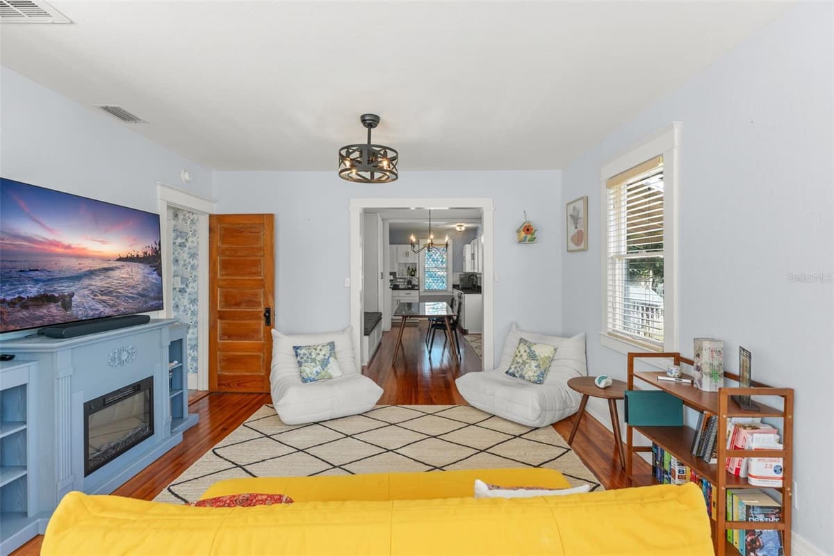 1018 ELM AVENUE — photo 13 of 32