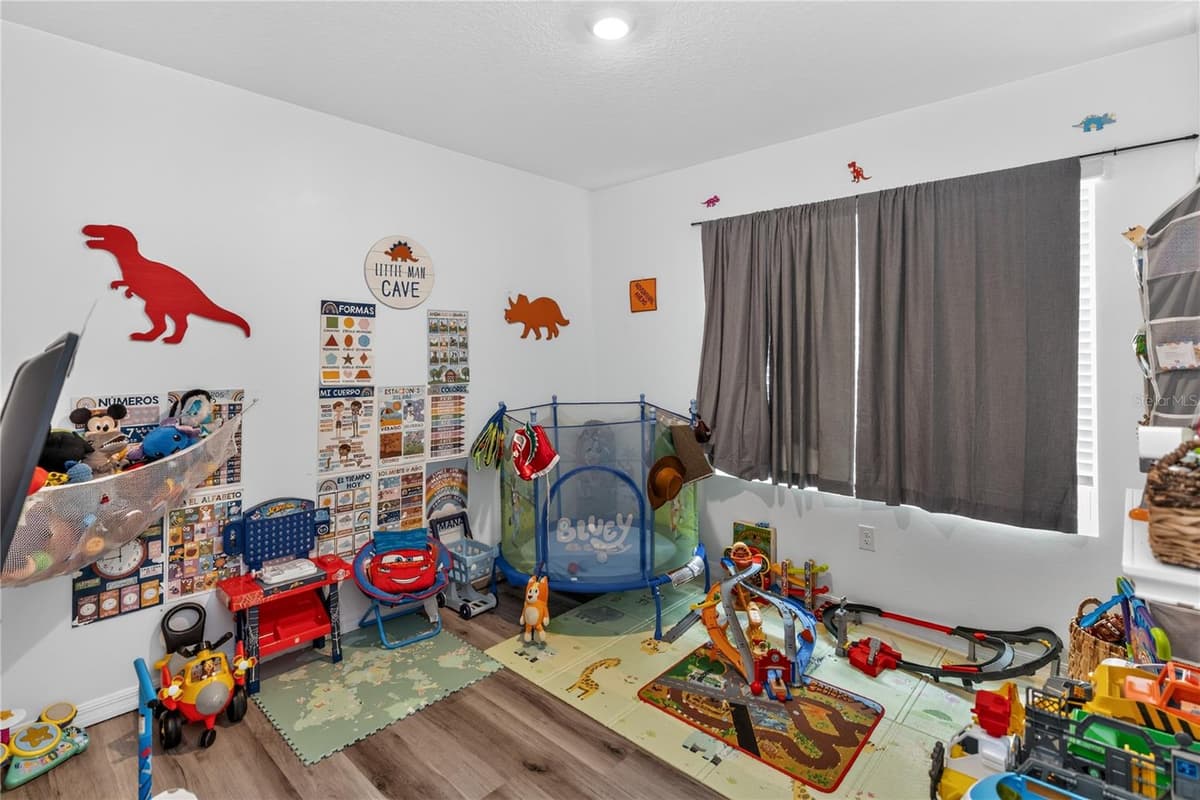 319 CHARLES DRIVE — photo 18 of 29