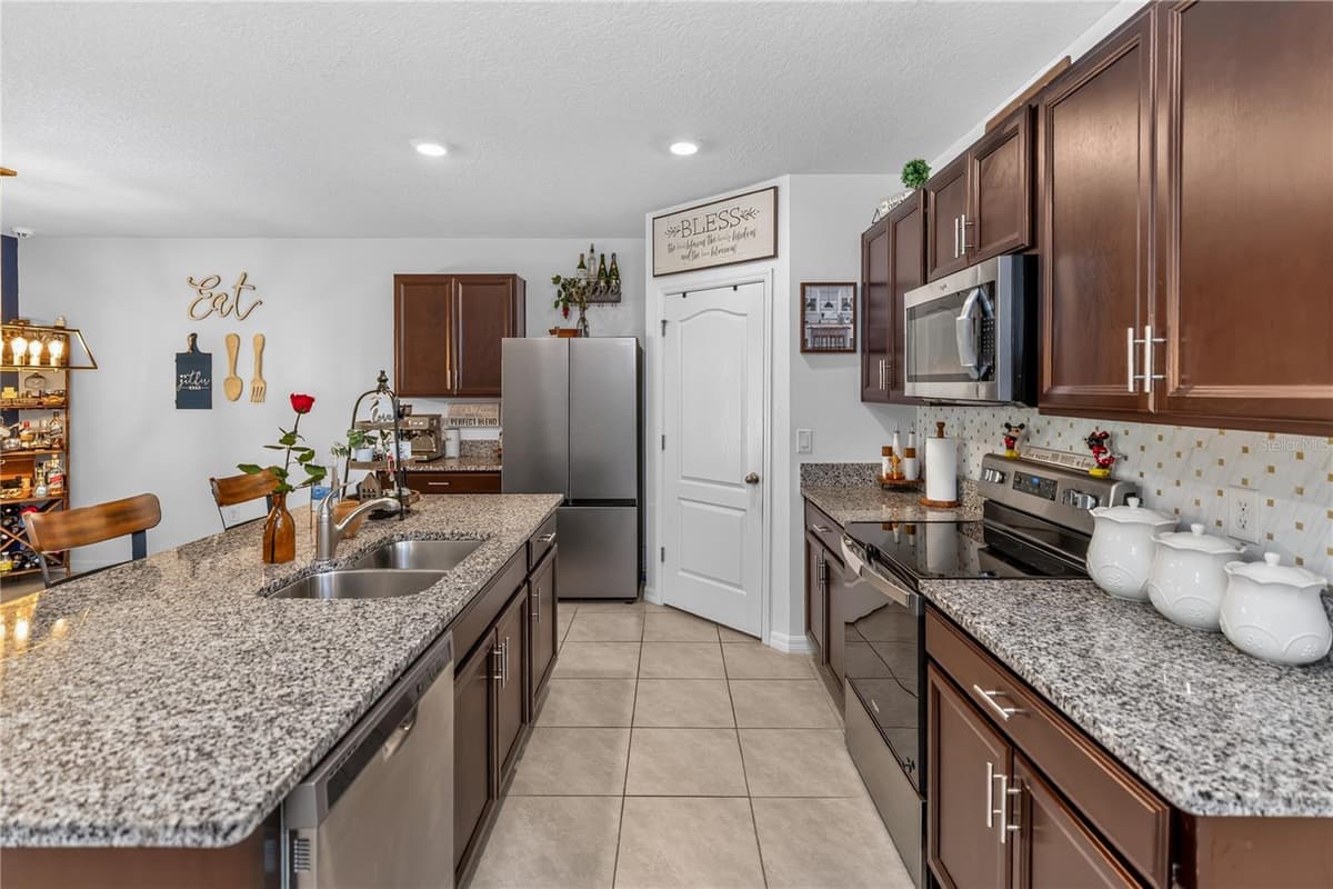 319 CHARLES DRIVE — photo 3 of 29