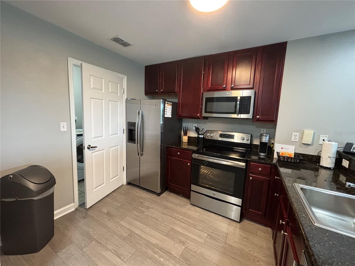 14501 GROVE RESORT AVENUE — photo 5 of 37