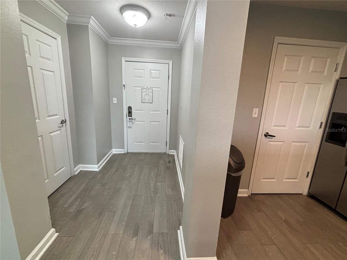 14501 GROVE RESORT AVENUE — photo 4 of 37