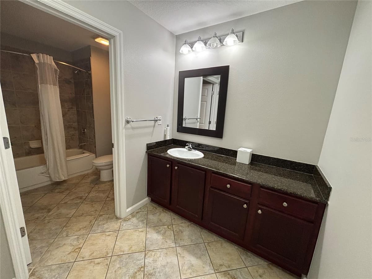 14501 GROVE RESORT AVENUE — photo 16 of 37