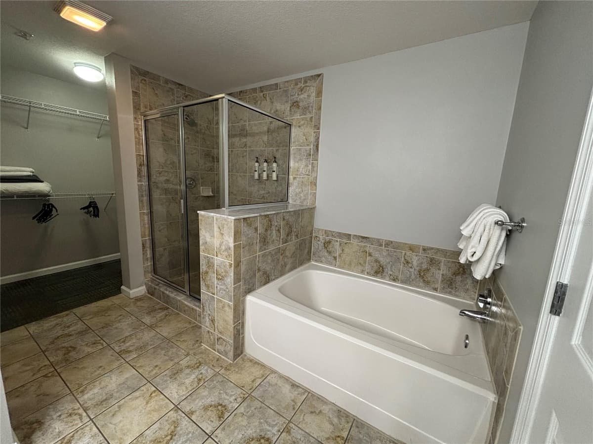 14501 GROVE RESORT AVENUE — photo 13 of 37