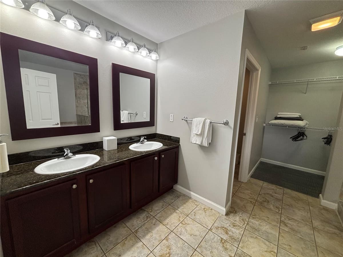 14501 GROVE RESORT AVENUE — photo 12 of 37