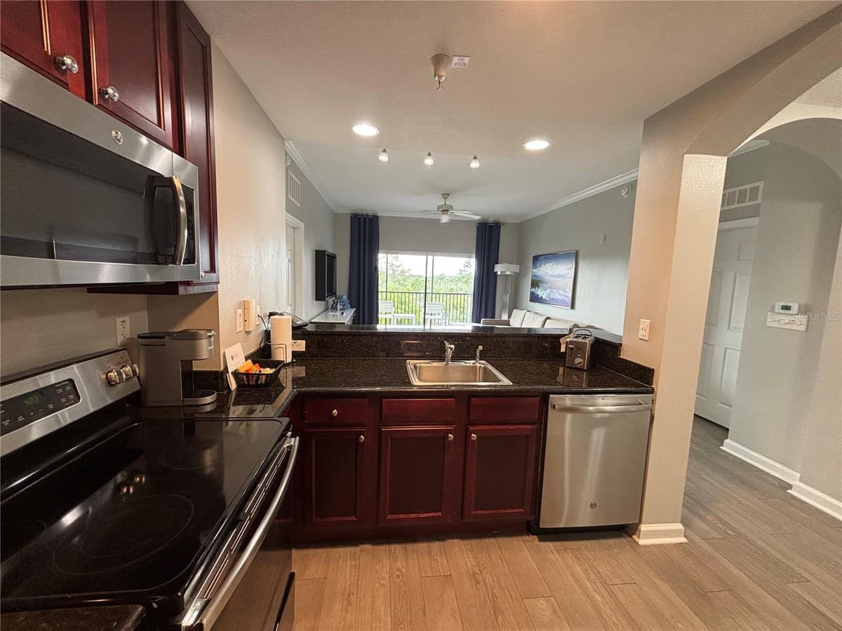 14501 GROVE RESORT AVENUE — photo 8 of 37